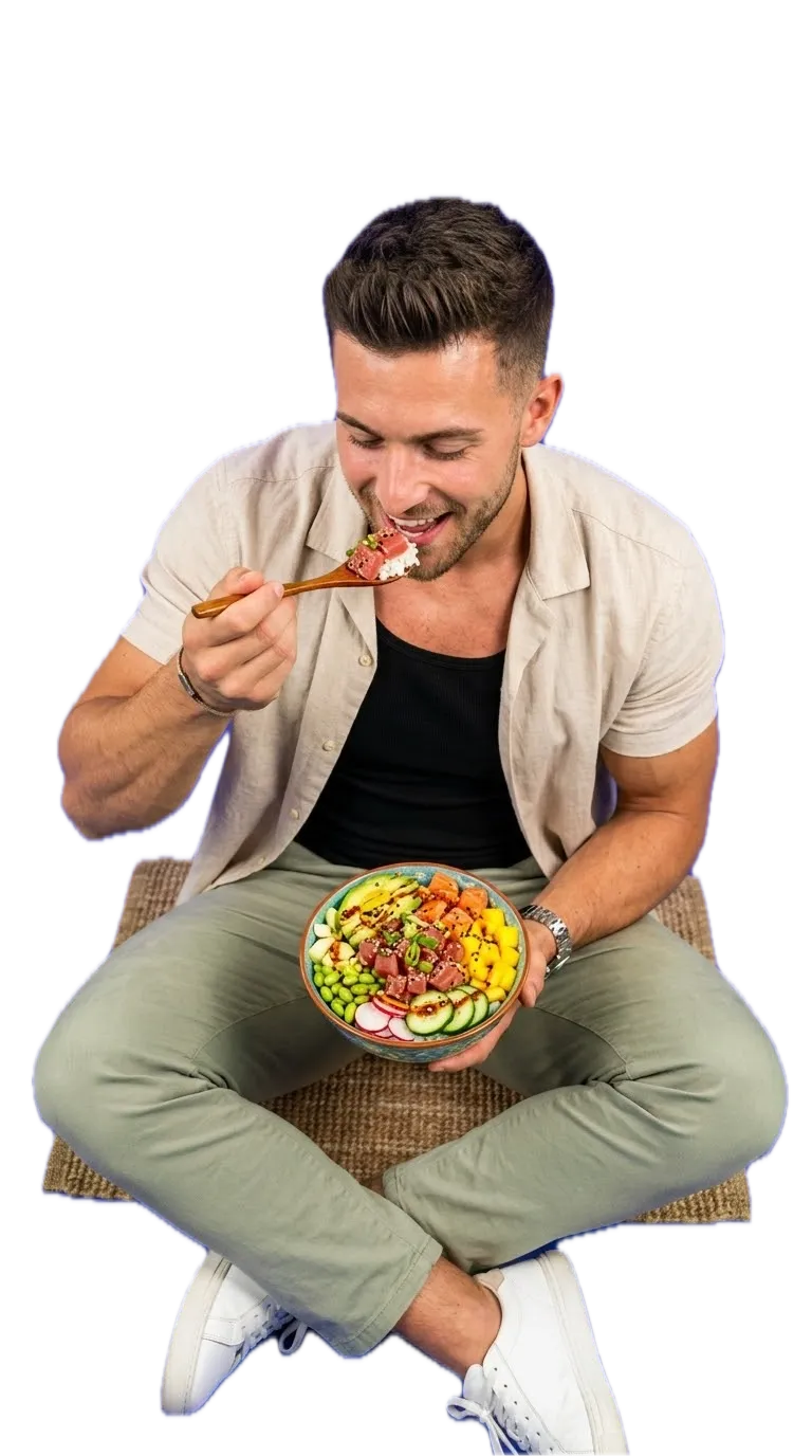 Homem sorrindo, sentado, comendo um poke colorido.